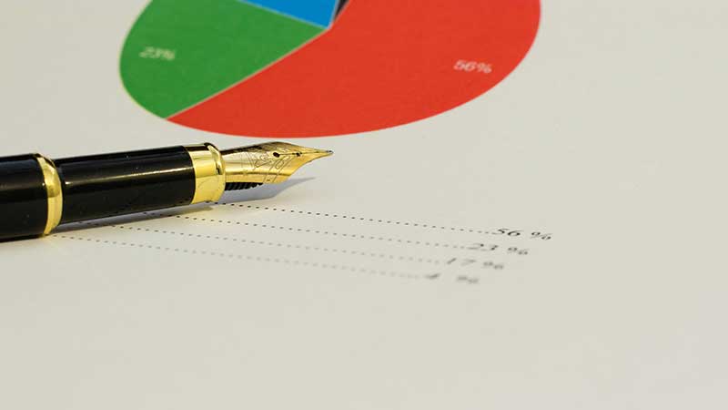A fountain pen and a pie chart