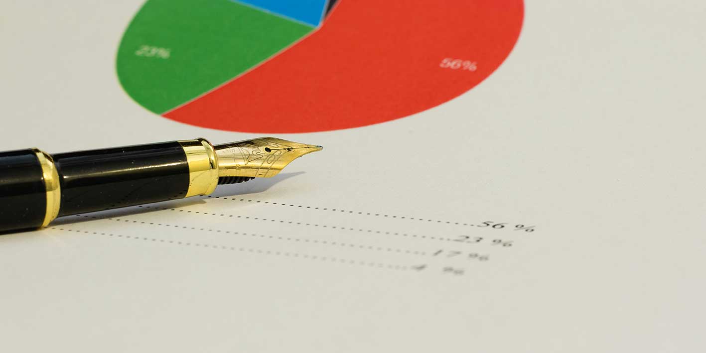 A fountain pen and a pie chart