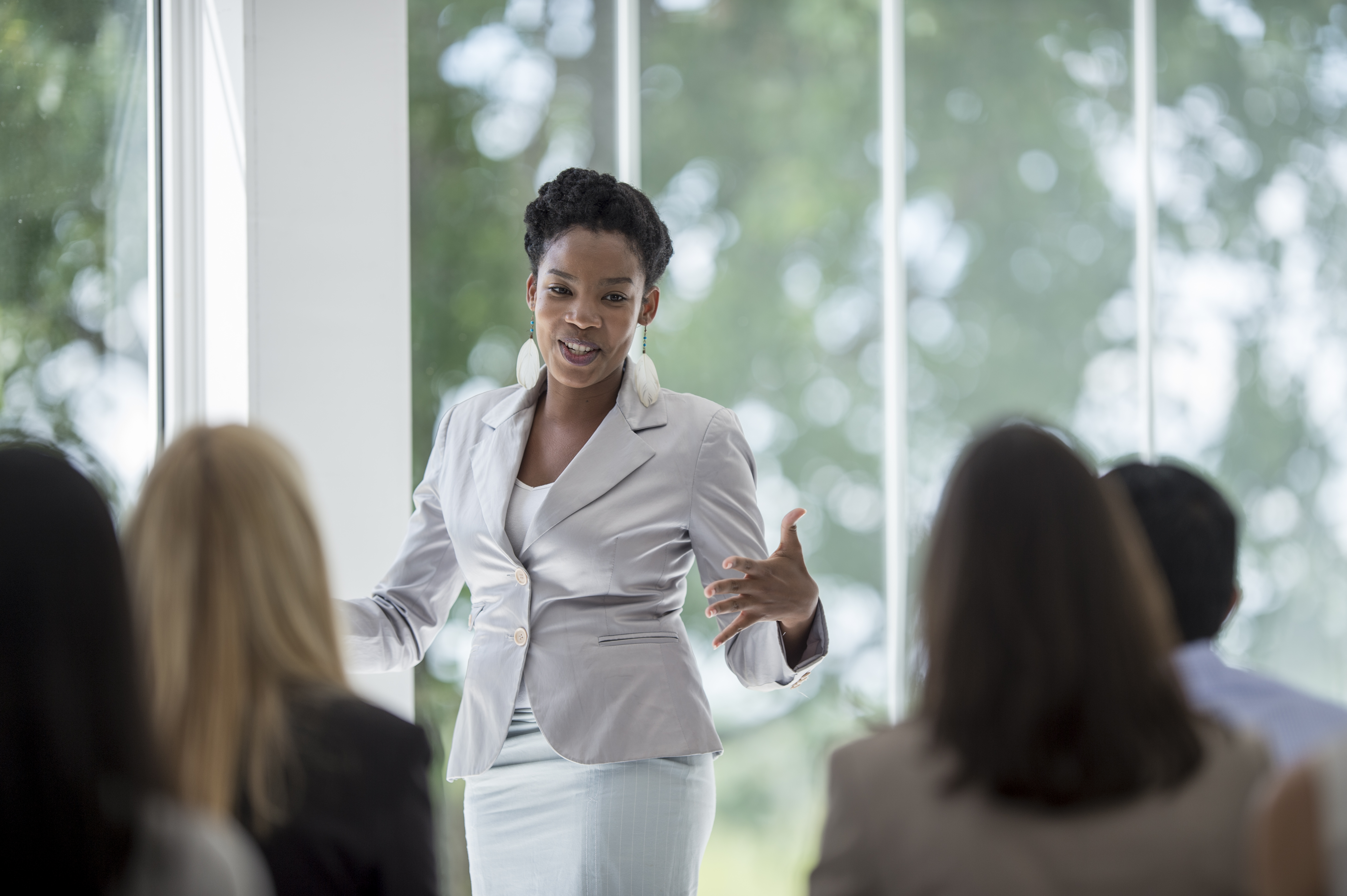 Новый специалист нового времени. Black Business meeting. Новый сотрудник девушка. Бизнес тренинг женщина победа. Деловая женщина стесняется.