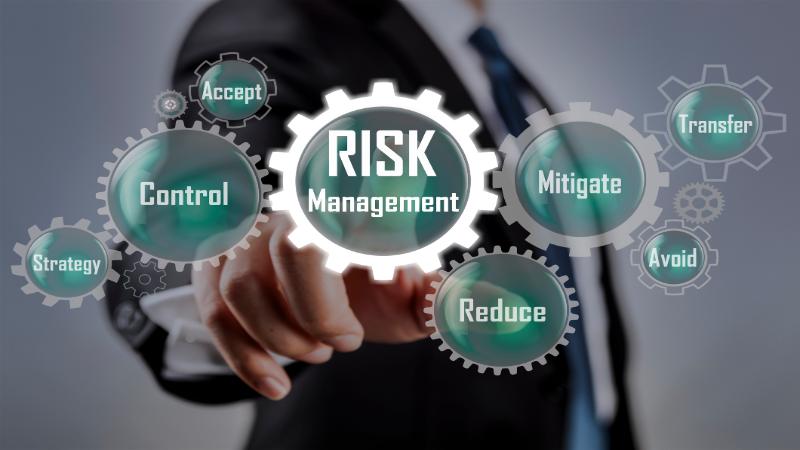 Cogs outlining key principles of risk management with hand pointing to centre