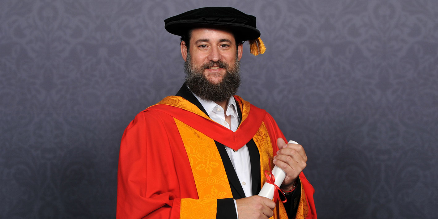 A portrait of Manolo Mantero holding his Honorary Award