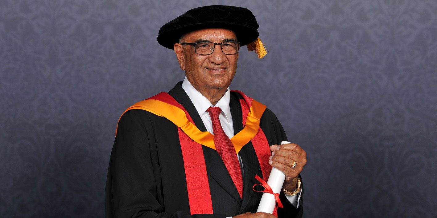 Portrait of Honorary Graduate Jindy Khera with his award