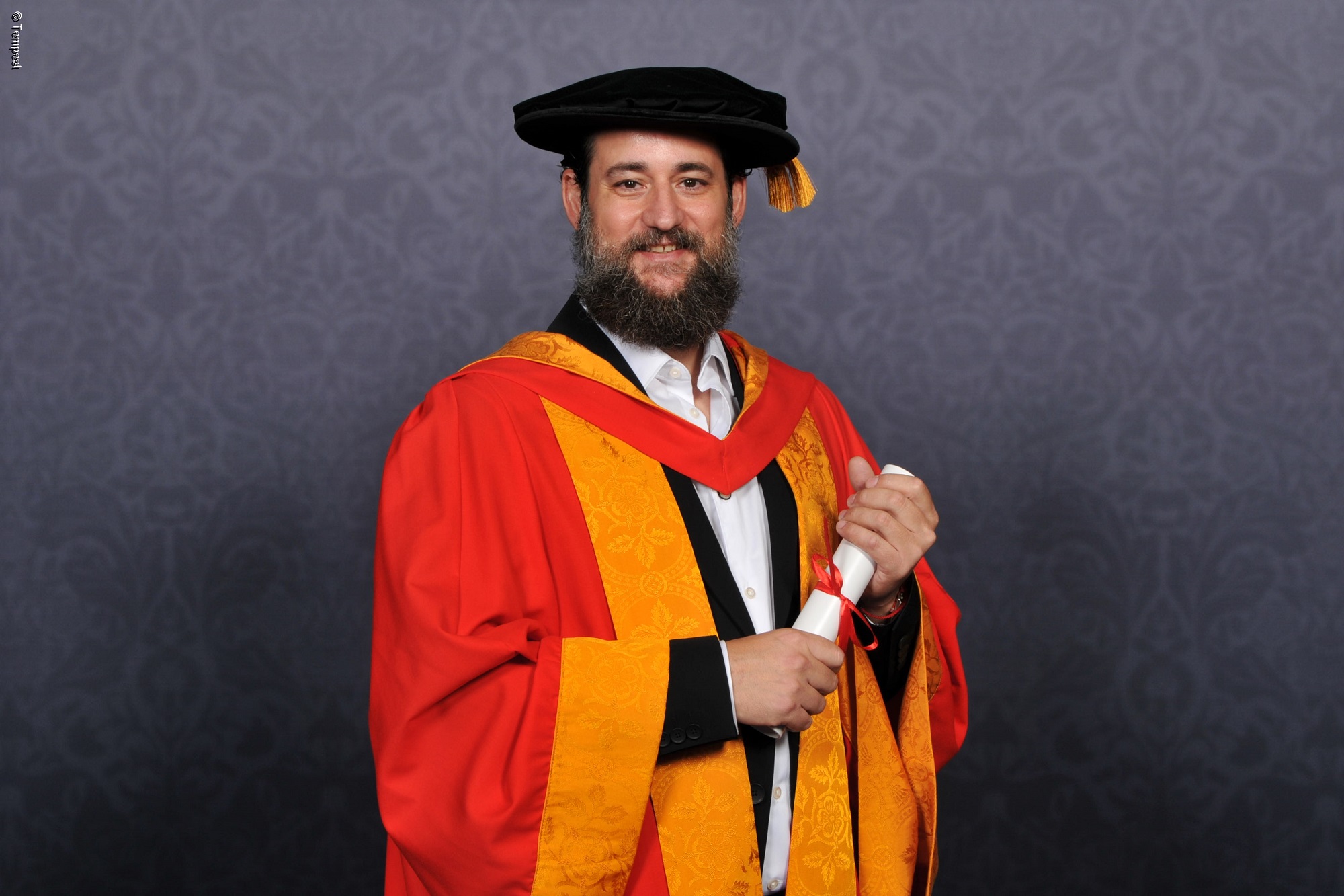 A portrait of Manolo Mantero holding his Honorary Award