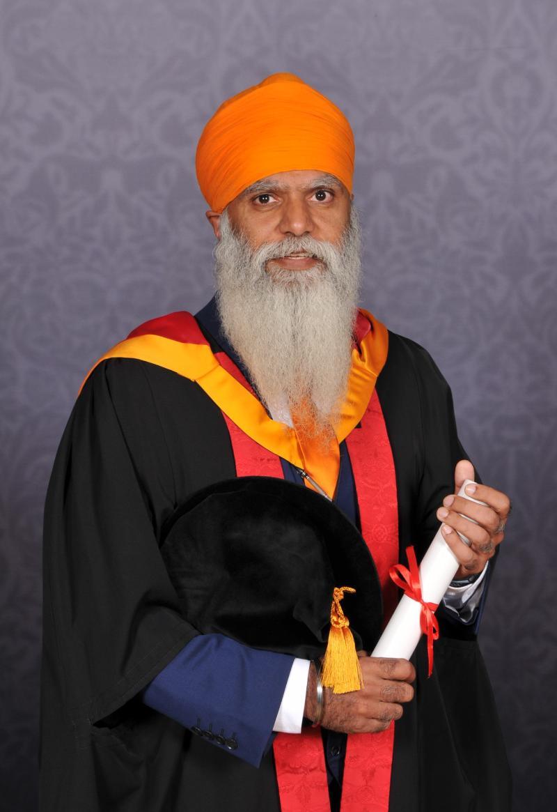 Portrait of Honorary Graduate Manny Kang holding his award