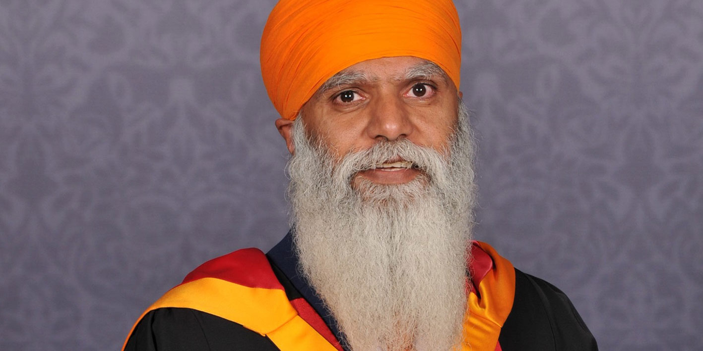 Portrait of Honorary Graduate Manny Kang holding his award