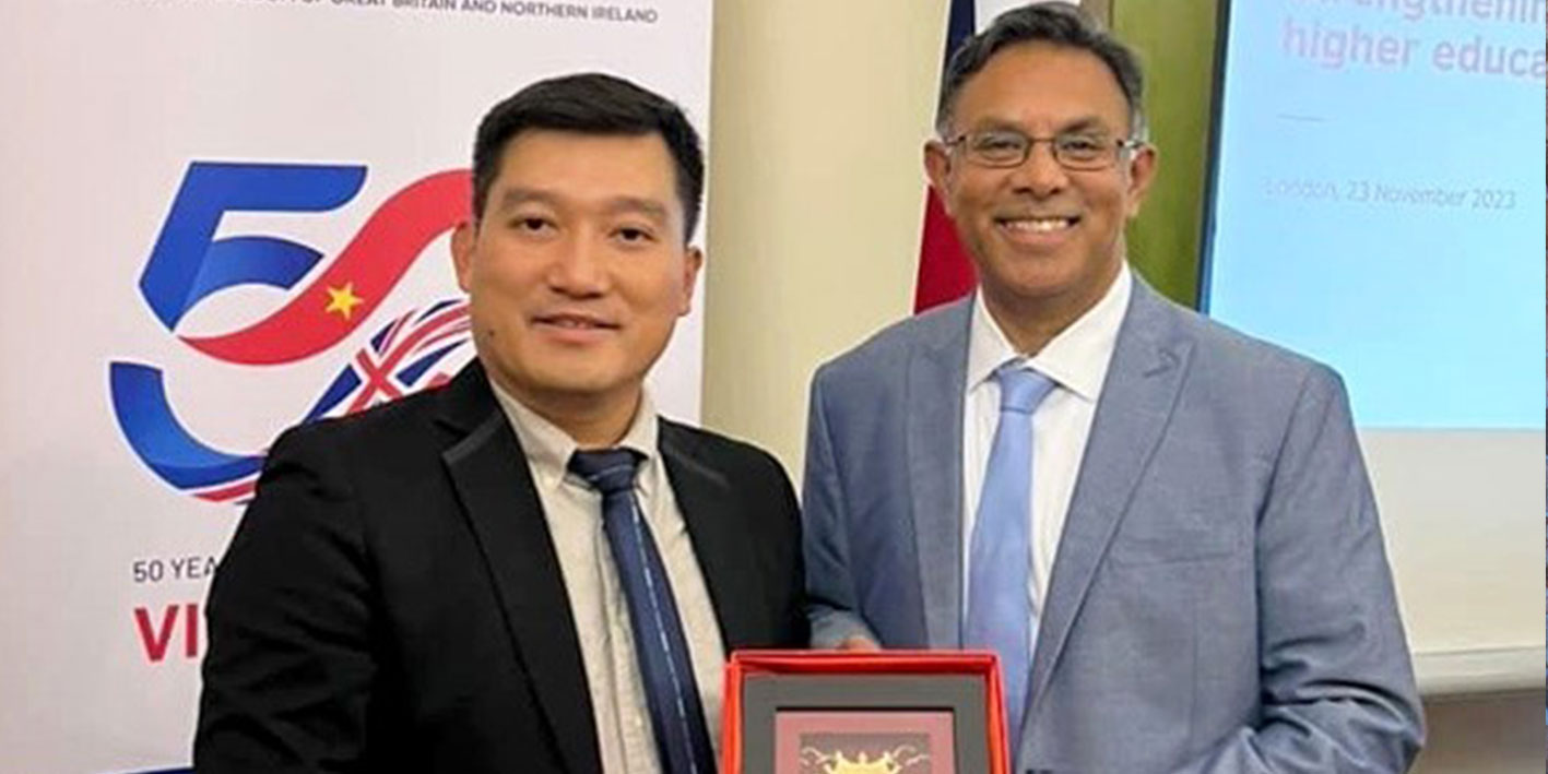 A picture of the Vice Chancellor and a representative from Hanoi at a MOU signing