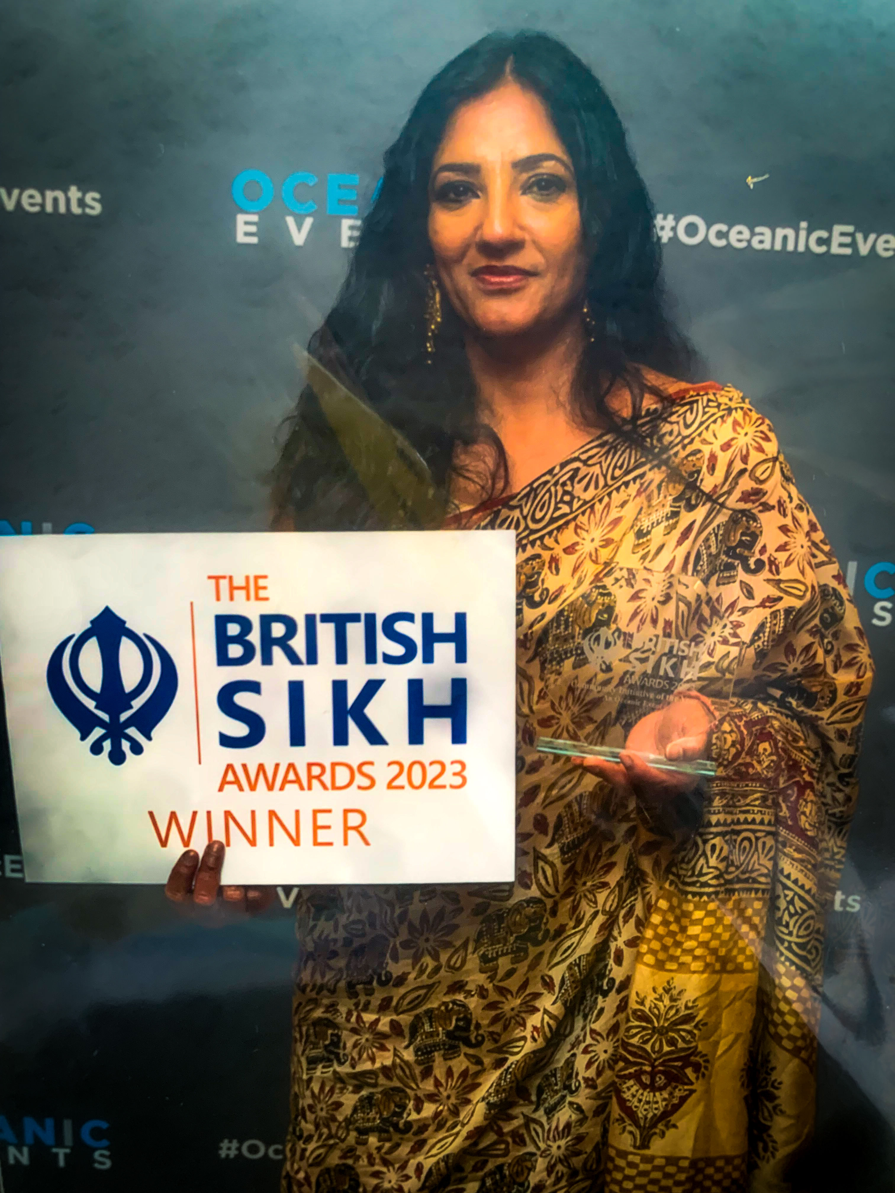 Dr Takhar holding the Centre for Sikh and Panjabi Studies Award