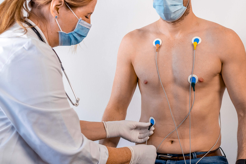 The Cardisio screening test uses five electrodes on the chest and back (photo credit: Cardisio GmbH)