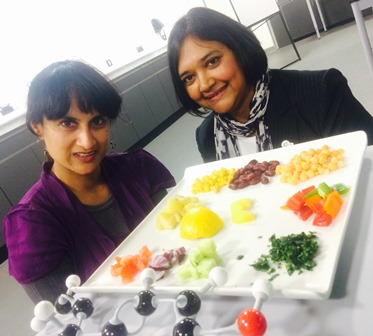 Food Glorious Food winner, Chef Rahila Hussain helped University of Wolverhampton Professor Nazira Karodia curry favour with former students recently when she helped to explain the science behind the nation’s favourite food dish.