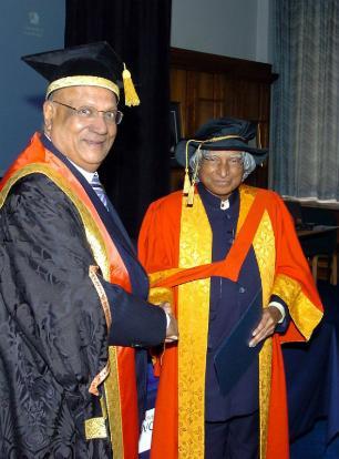 Honorary Doctorate of the University of Wolverhampton, Dr Abdul Kalam with the university's Chancellor Lord Swraj Paul of Marylebone at his award ceremony in 2007