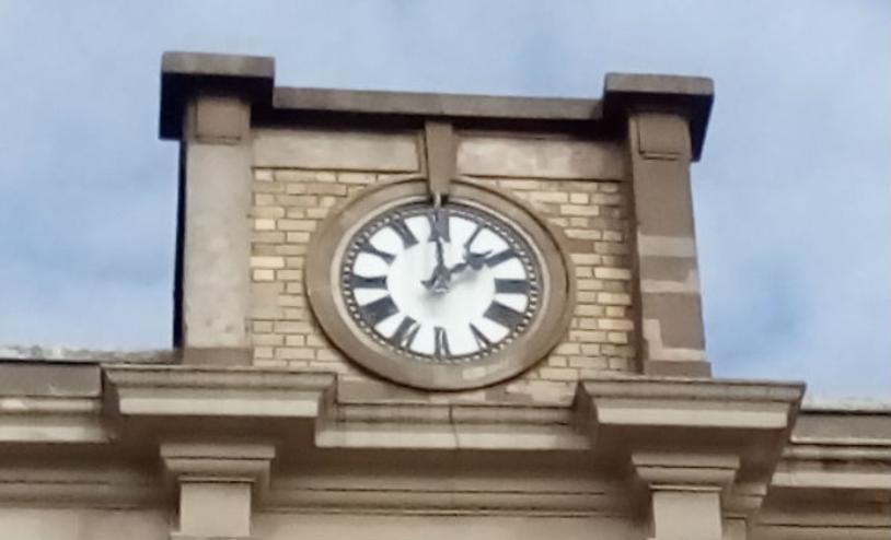 Bus station clock 920