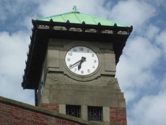 Kin Street corner clock 920