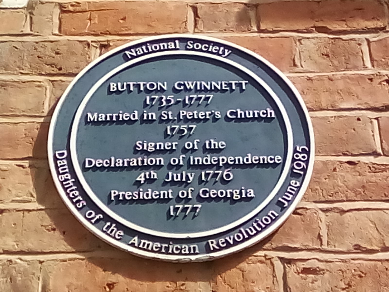 Blue plaque commemorating Button Gwinnett for his signing of the Declaration of Independence