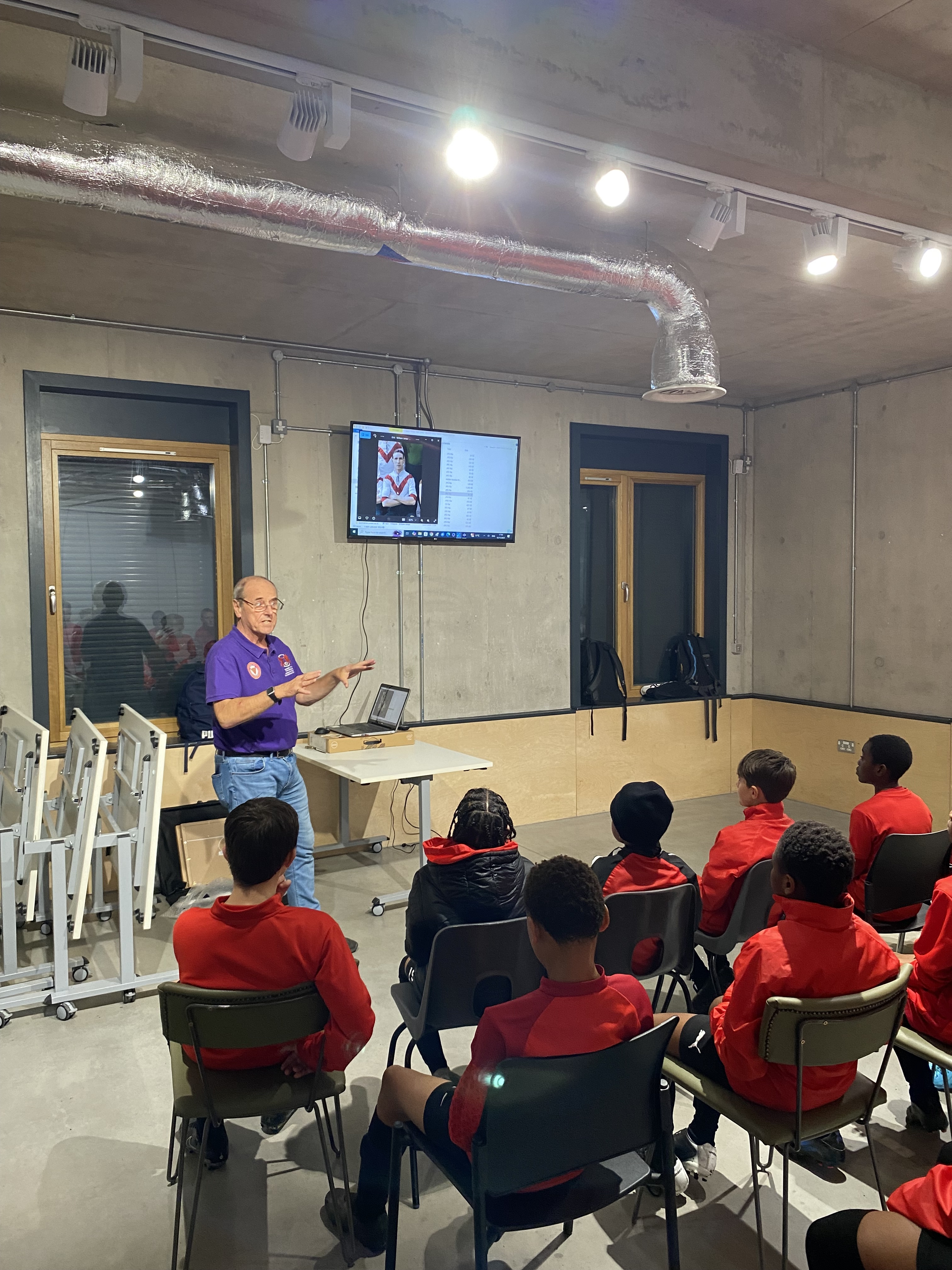 Stephen Jenkins Presenting to the Leyton Orient U11-12 Side