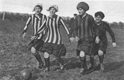 1917 Women playing football