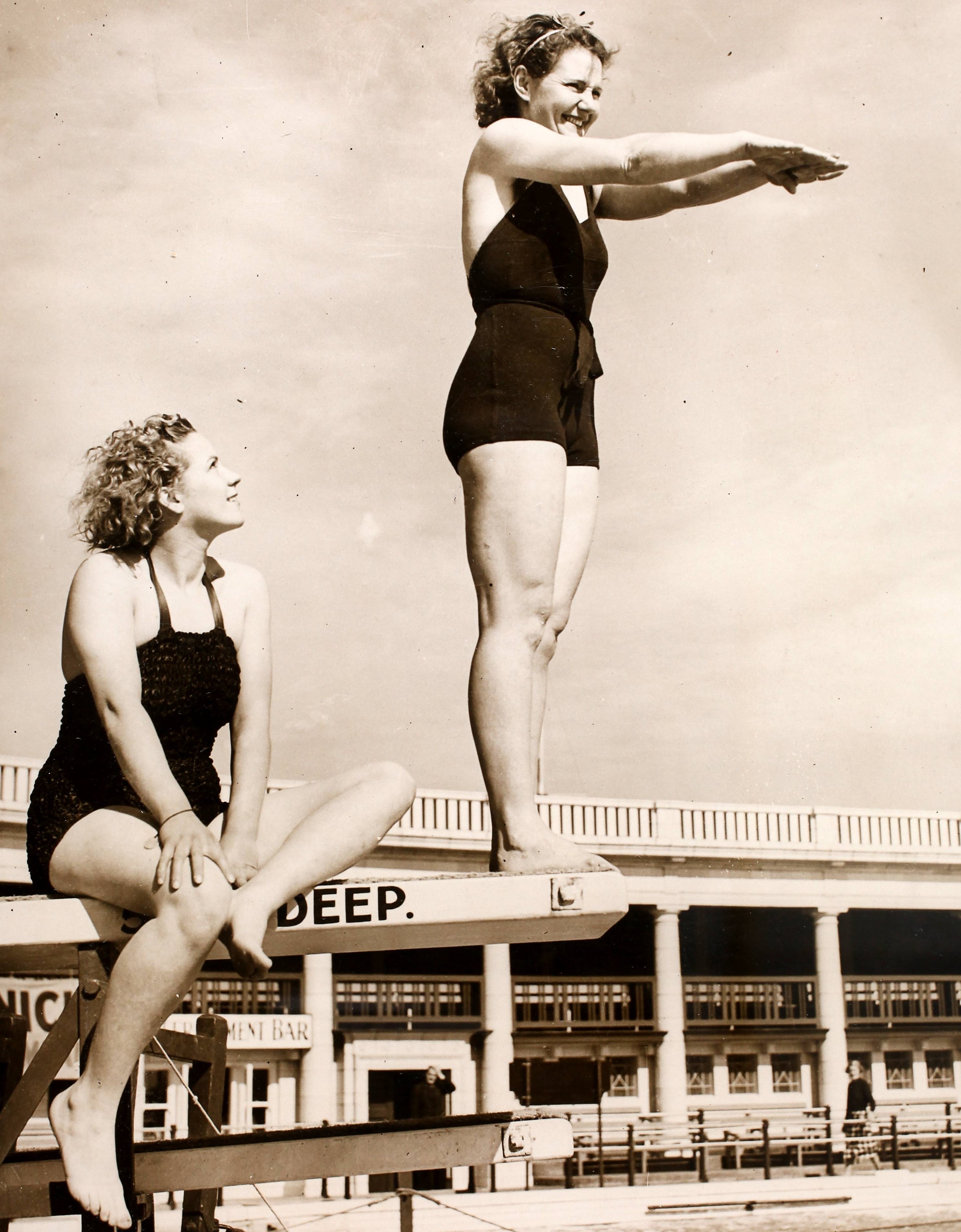 Carmen Pomies Prepares to Dive